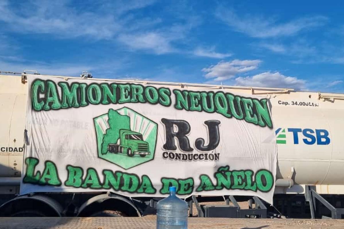 Trabajadores de Camioneros recorriendo las Zonas Petroleras de Neuquén: Un Trabajo Peligroso pero Esencial