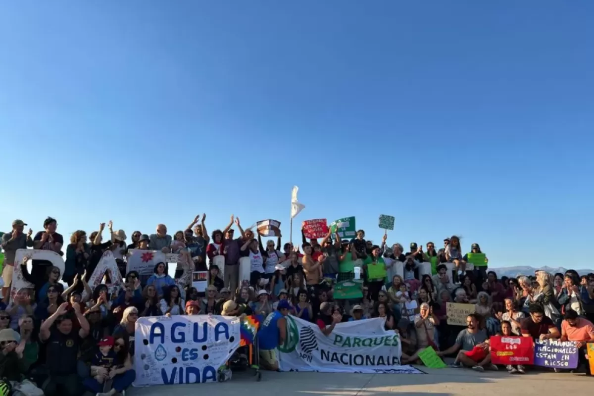 Trabajadores despedidos de Parques Nacionales realizan protesta en Bariloche y advierten sobre la grave situación en áreas protegidas