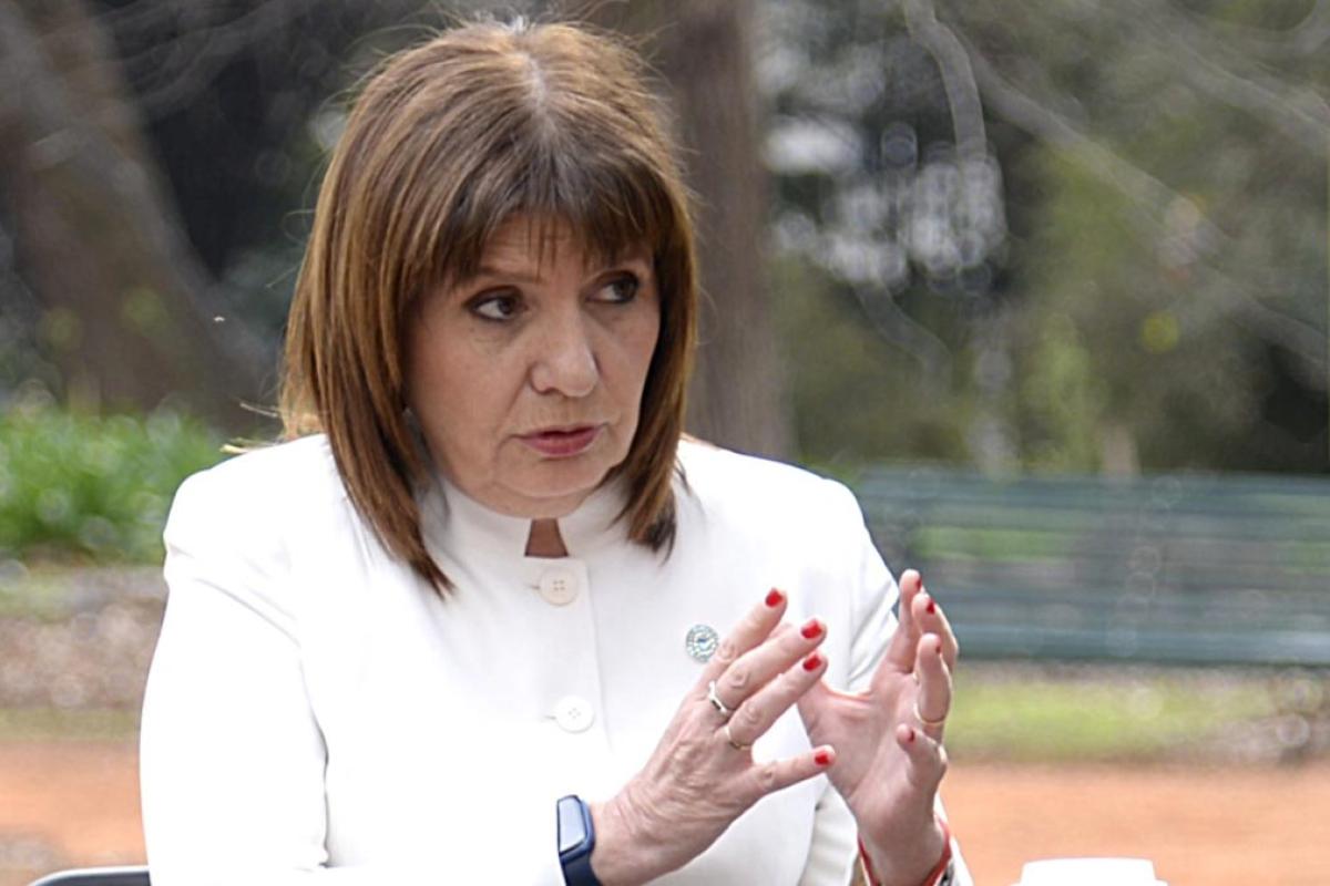 Bullrich promete viviendas del Procrear en medio de un reclamo salarial de gendarmes, pese a que el Gobierno lo eliminó