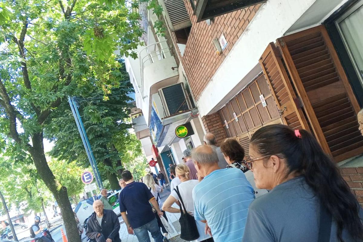 La indignante espera en el Banco Industrial: Jubilados, niños y personas con discapacidad expuestos al calor extremo