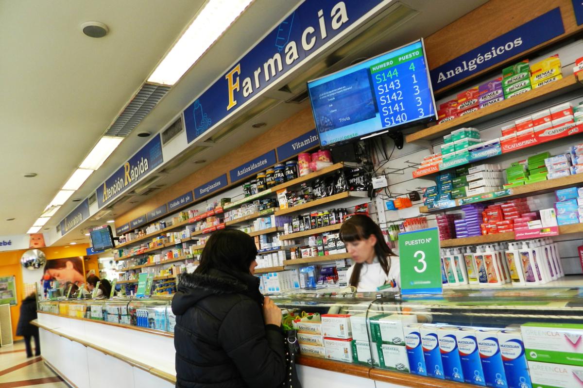 Acuerdo salarial para trabajadores de farmacia: aumentos escalonados y mejoras para todas las categorías