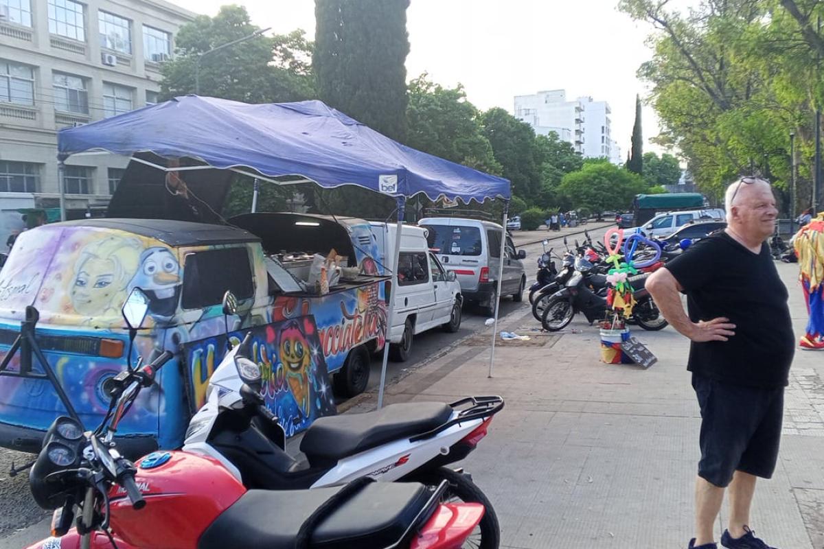 Los trabajadores ambulantes del Parque Saavedra de La Plata resisten a los intentos de desalojo