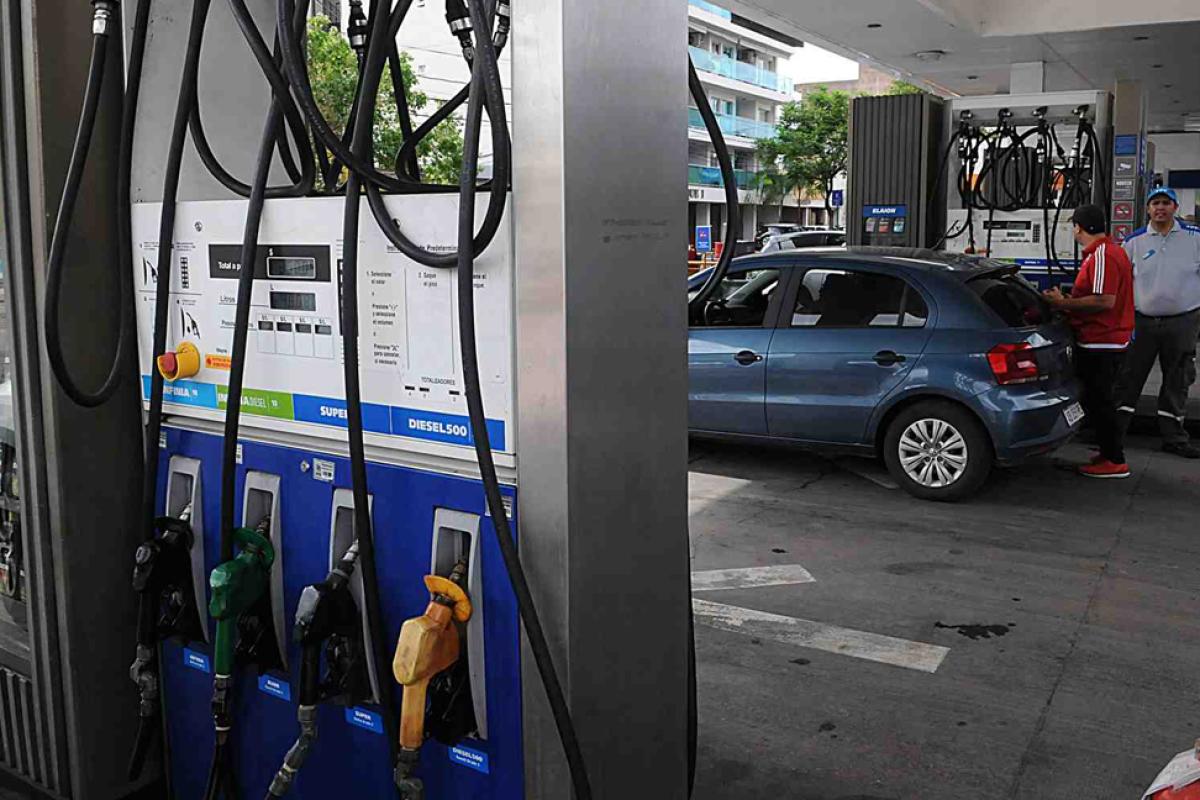 El autoservicio de combustible en riesgo: Provincias enfrentan obstáculos legales y sindicales