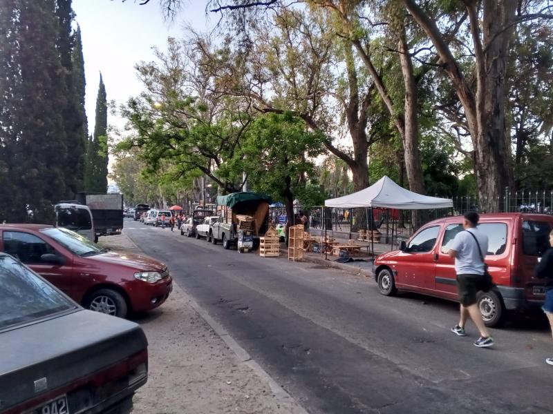 Los trabajadores ambulantes del Parque Saavedra de La Plata resisten a los intentos de desalojo