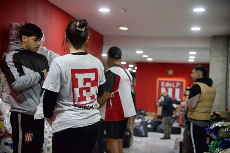 La Familia Pincha se hizo presente en Bahía Blanca con un acto solidario ante el temporal