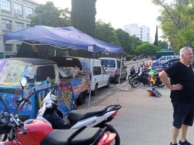 Los trabajadores ambulantes del Parque Saavedra de La Plata resisten a los intentos de desalojo